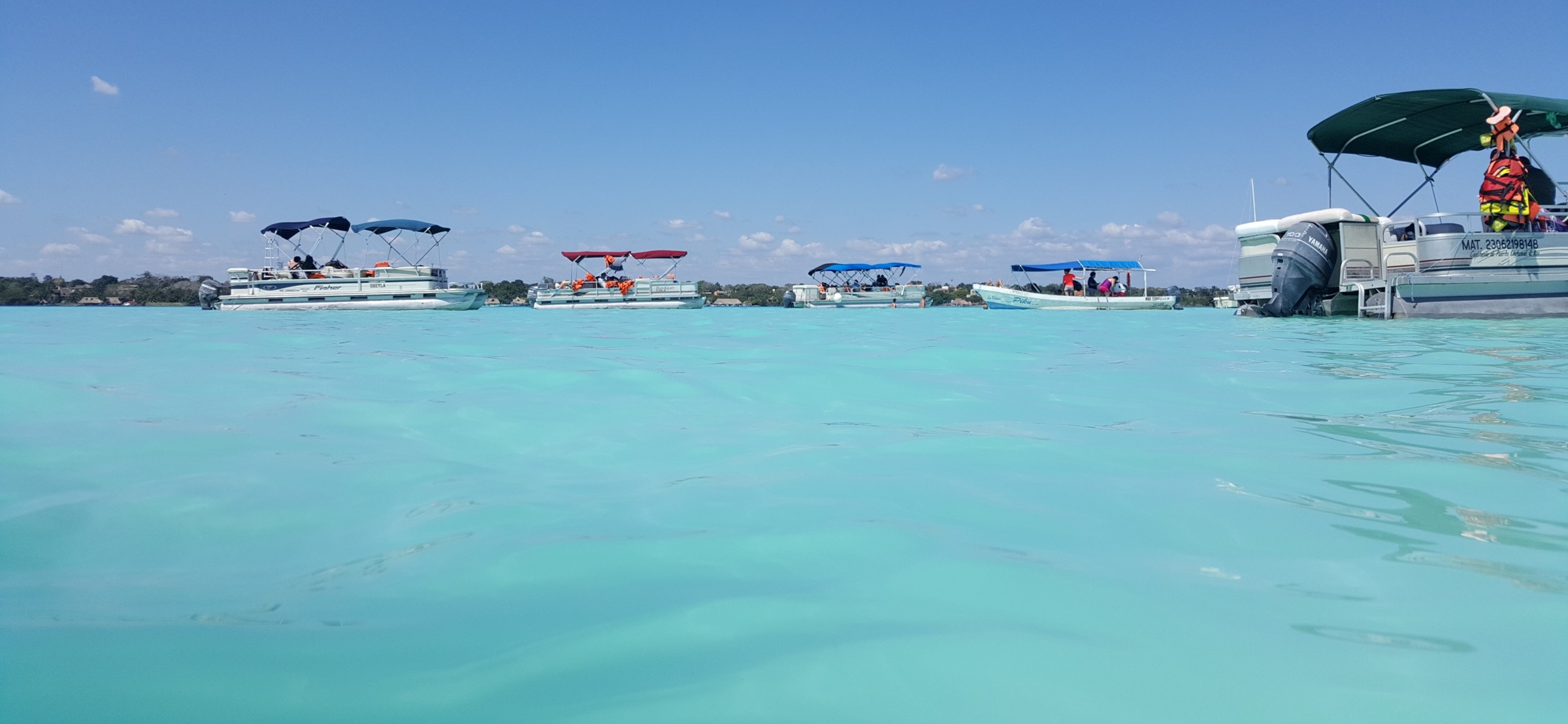 Aguas turquesa y tranquilas de la laguna de Bacalar, Quintana Roo