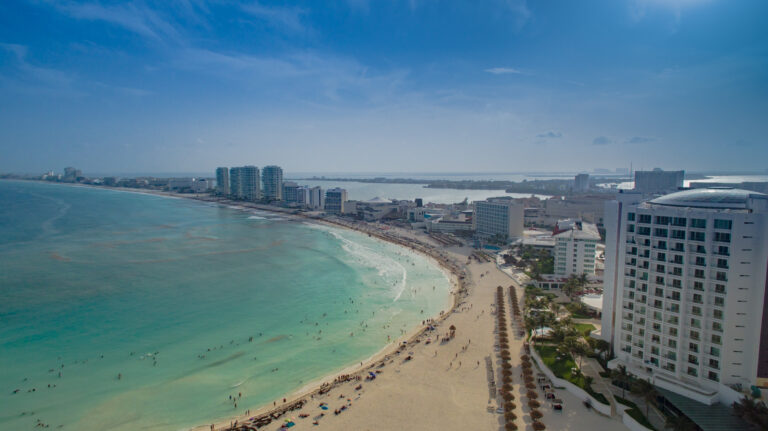 Vista aérea de la playa y los hoteles de la zona hotelera de Cancún, con el mar turquesa del Caribe