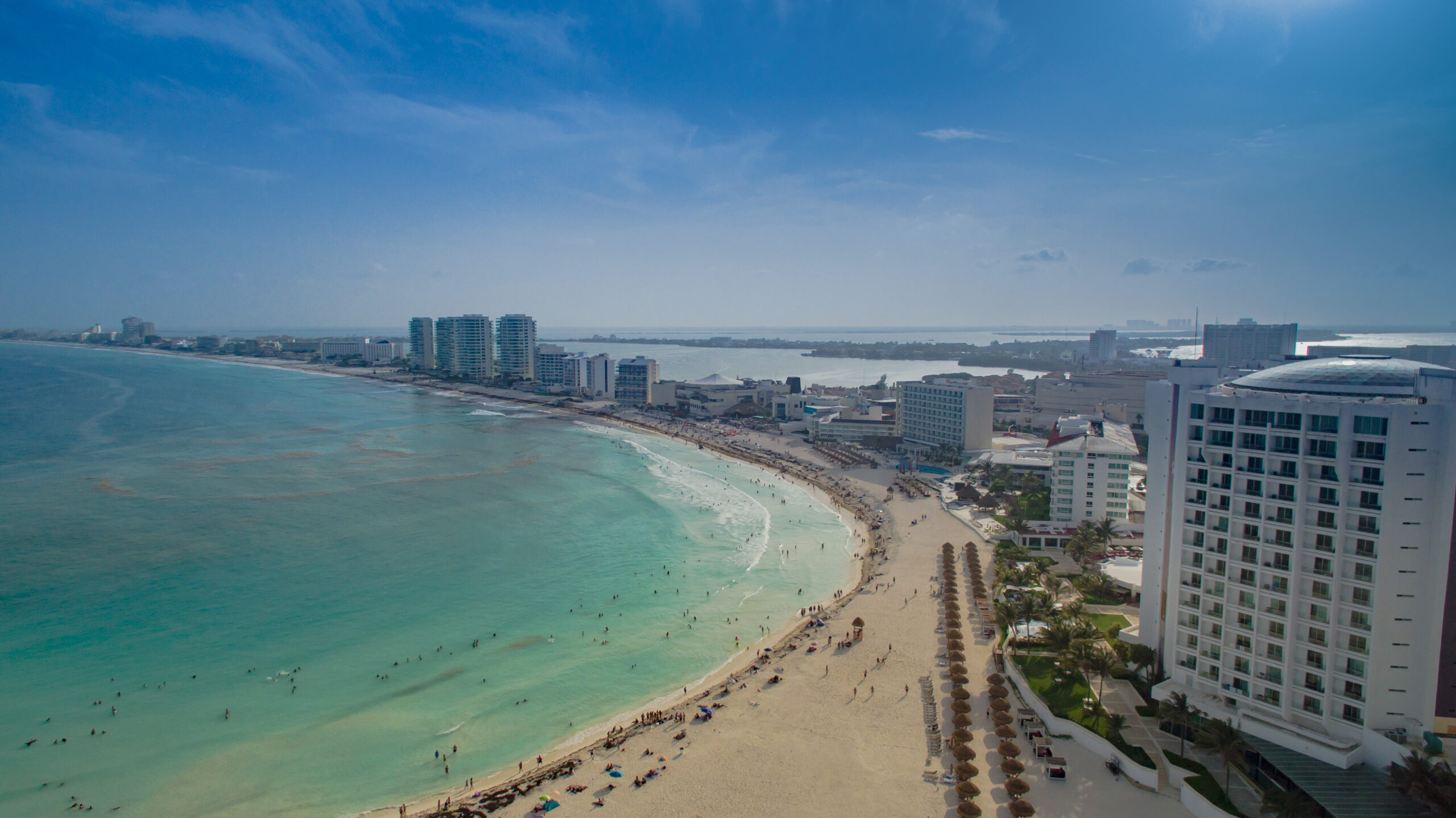Vista aérea de la playa y los hoteles de la zona hotelera de Cancún, con el mar turquesa del Caribe