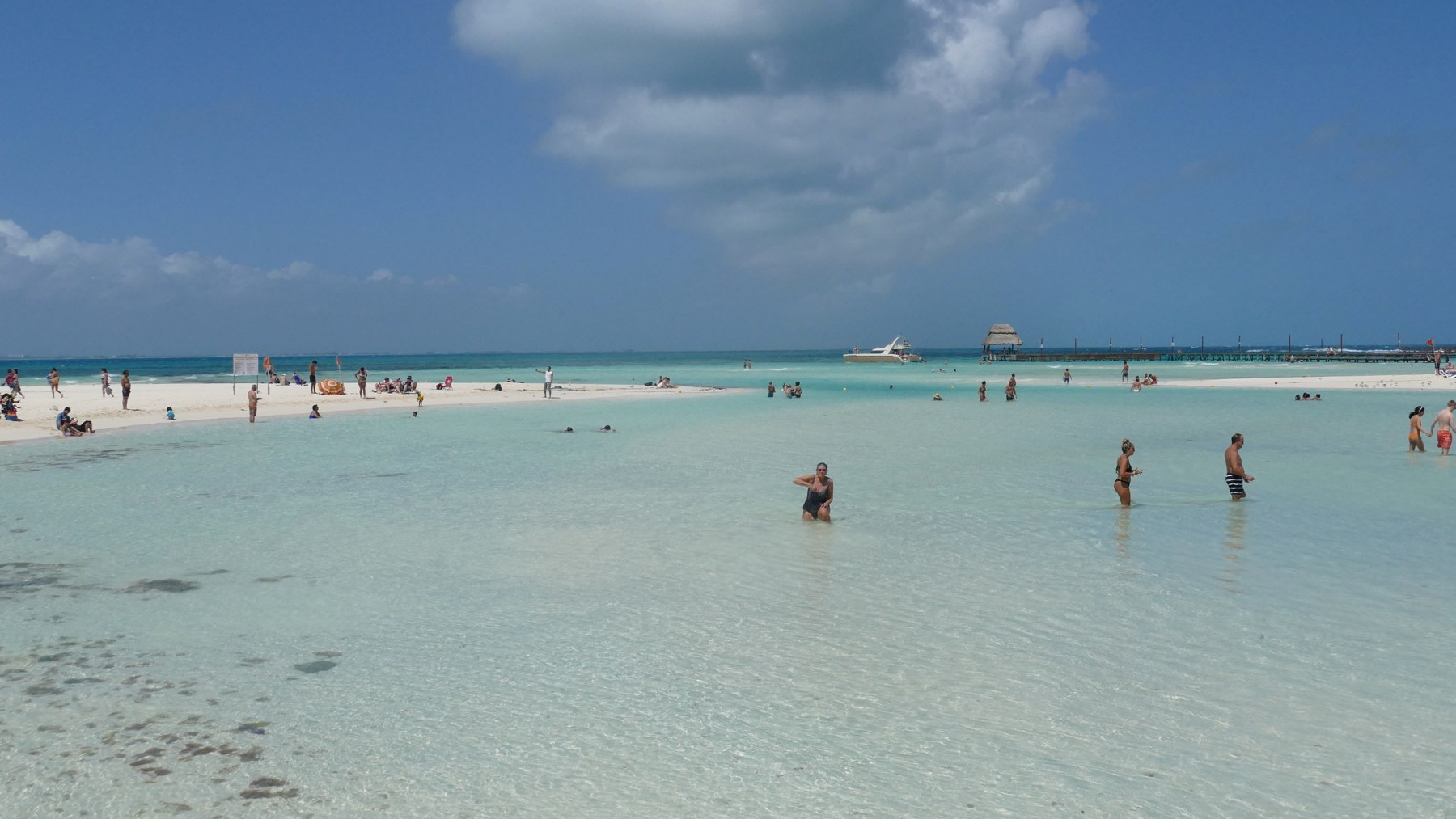 Playa de aguas turquesa y poco profundas en Isla Mujeres, frente a Cancun