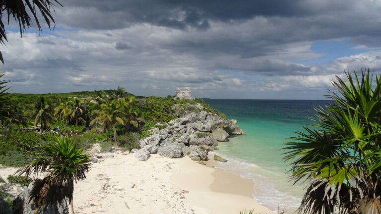 Zona arqueologica de Tulum sobre el acantilado, con playa de arena blanca y mar turquesa