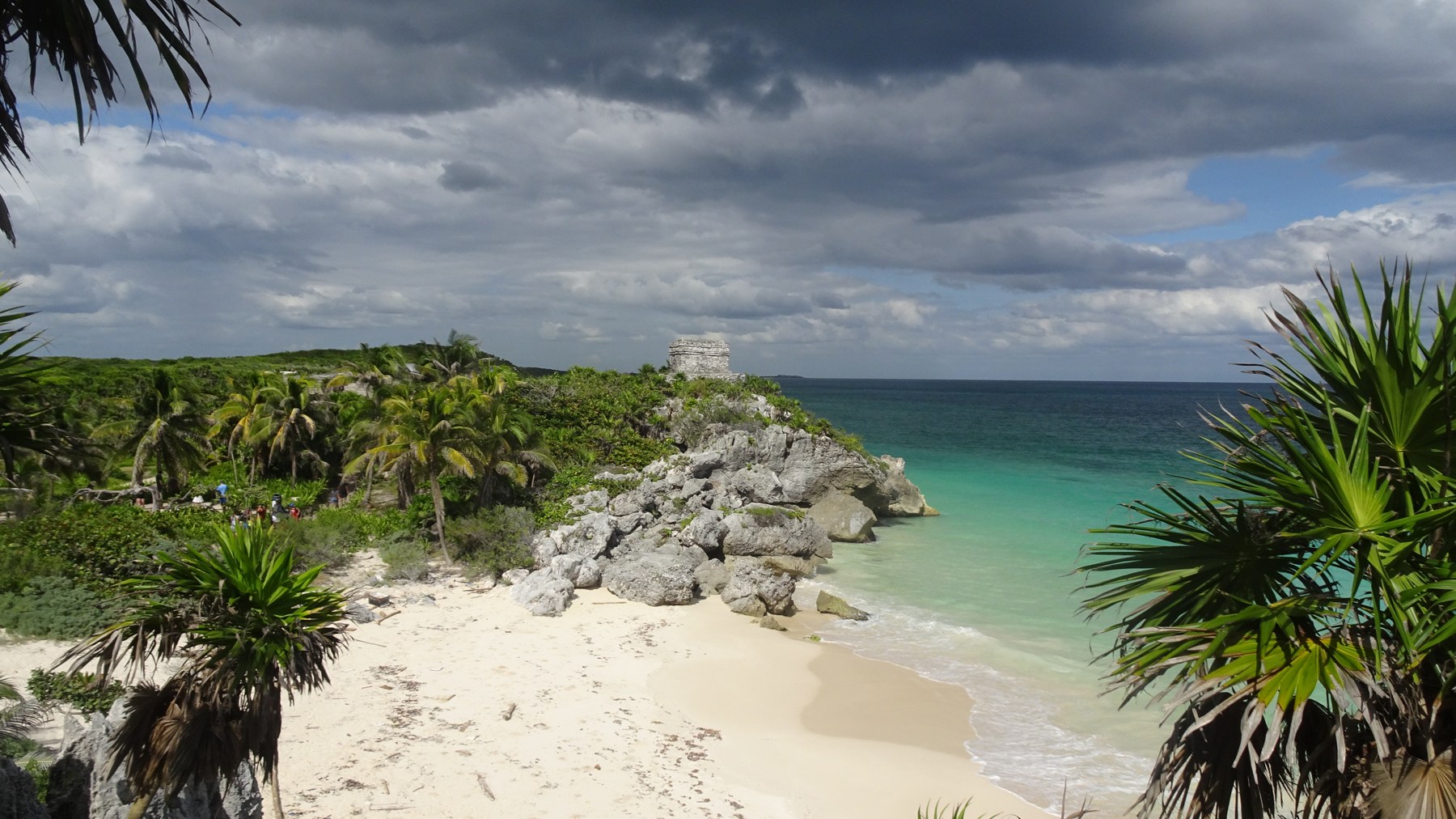Zona arqueologica de Tulum sobre el acantilado, con playa de arena blanca y mar turquesa